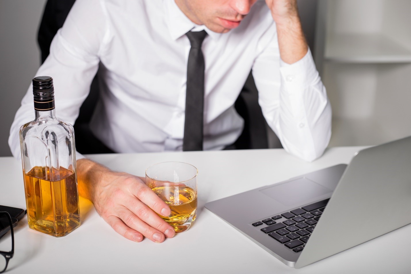 Как распознать алкоголика при приеме на работу