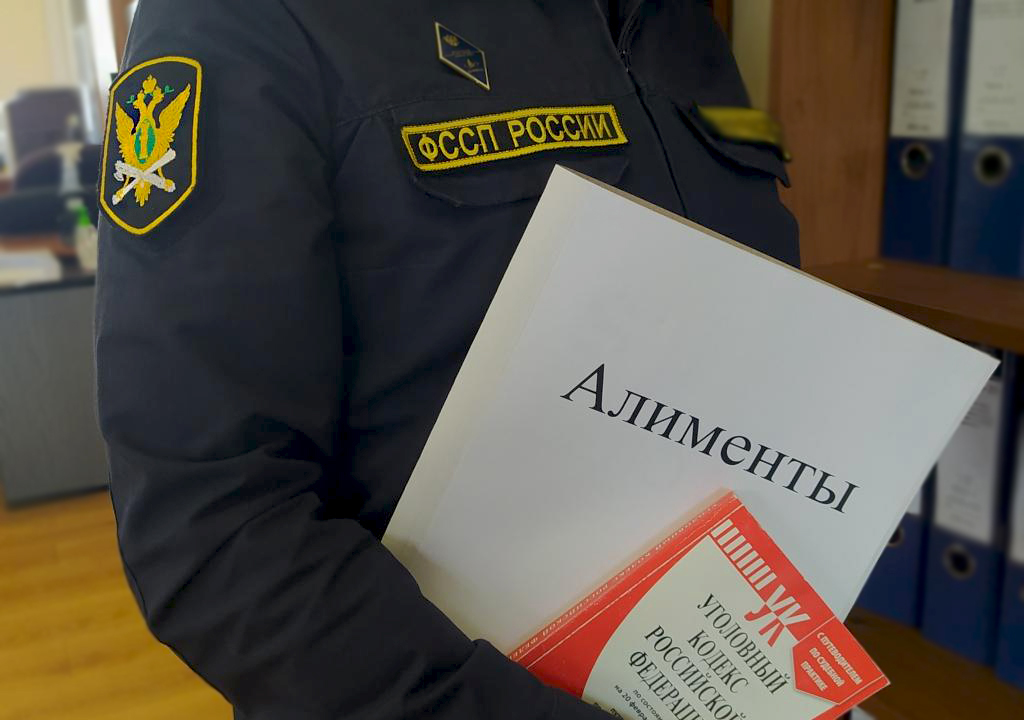 Сотрудник ФССП с уголовным кодексом